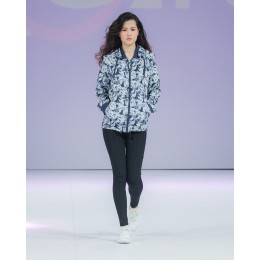 J476 全件印花風褸 模特展示 真人試穿  整幅印LOGO風褸 獨家款式風衣  度身訂製風褸 訂購獨特風衣 風衣供應商 風褸生產商HK J476 全件印花風褸 模特展示 真人試穿  整幅印LOGO風褸 獨家款式風衣  度身訂製風褸 訂購獨特風衣 風衣供應商 風褸生產商HK